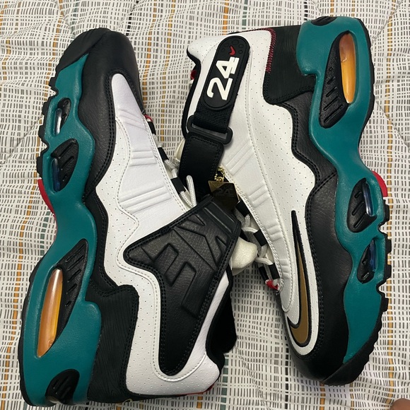 Nike Other - Nike Griffey Sweetest Swing size 11.5 Mens